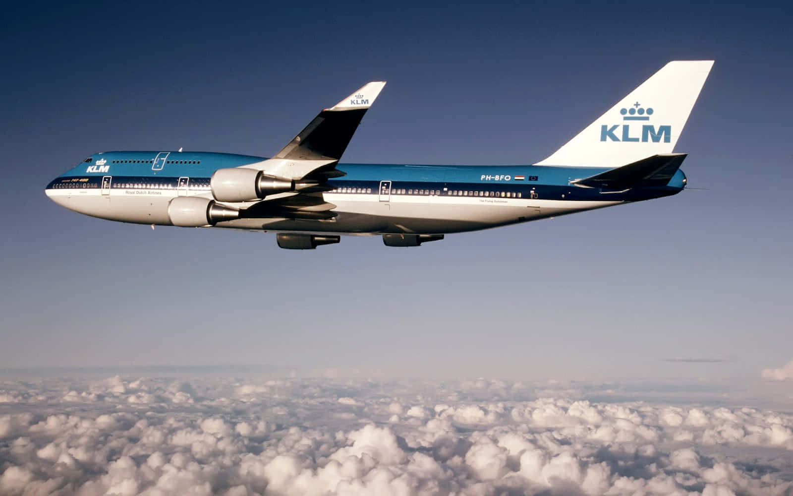 KLM飛機在藍天白雲上飛行