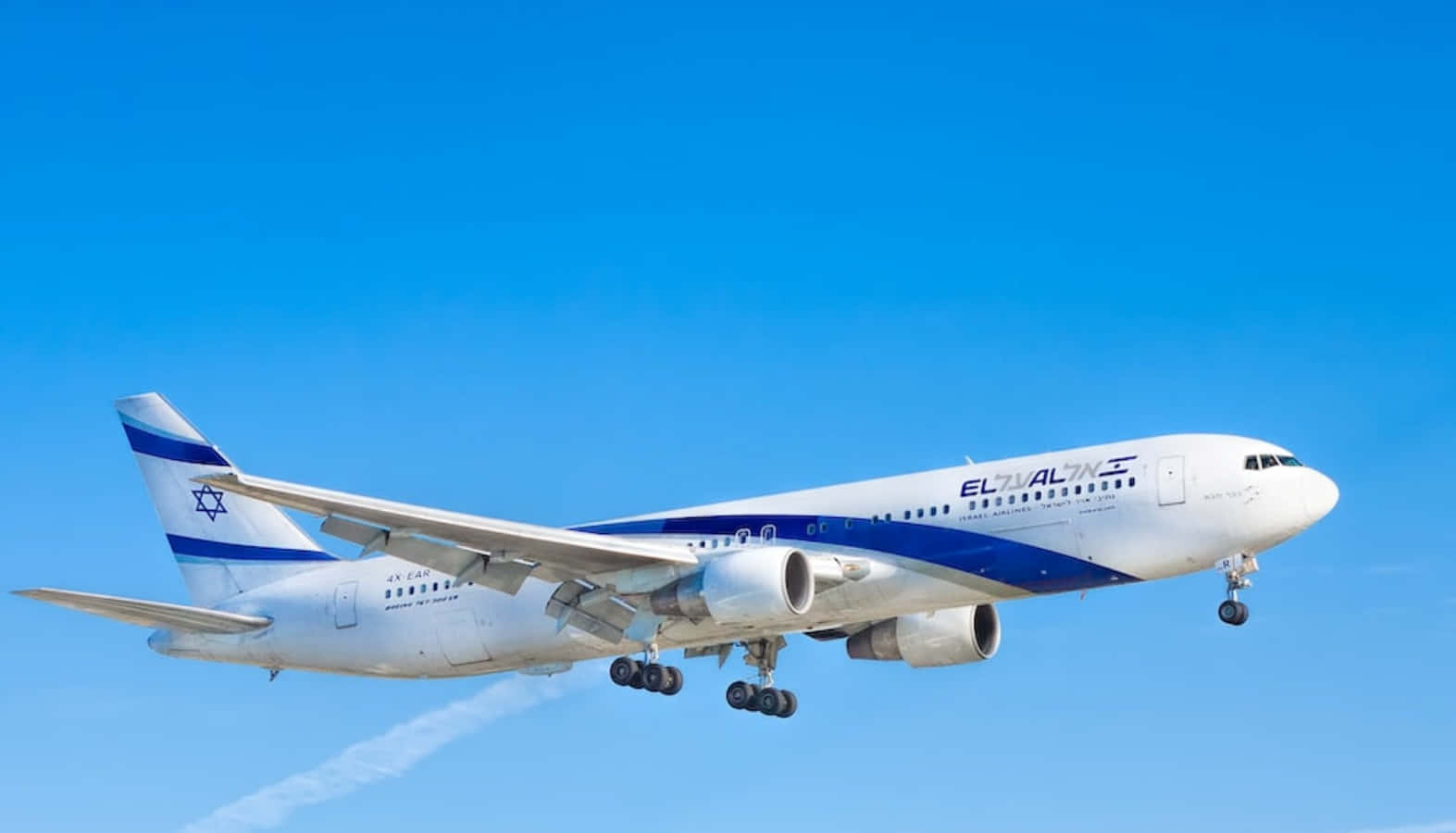 以色列航空飛機放下起落架在藍天下降落