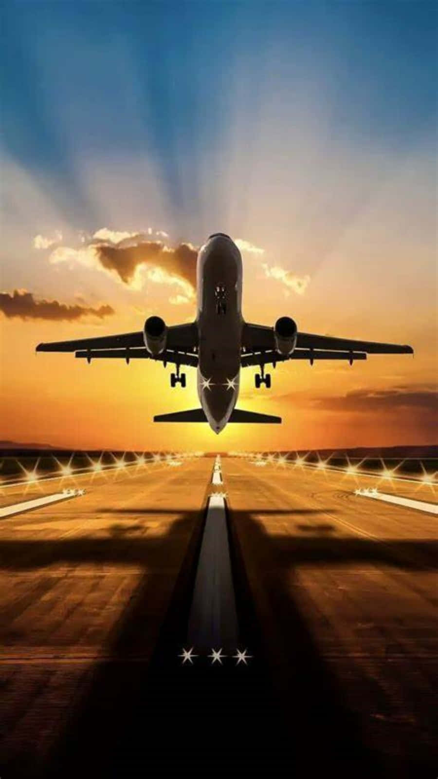 飛機在金色夕陽和戲劇性天空光線中降落在跑道上。 — 飛機 壁紙