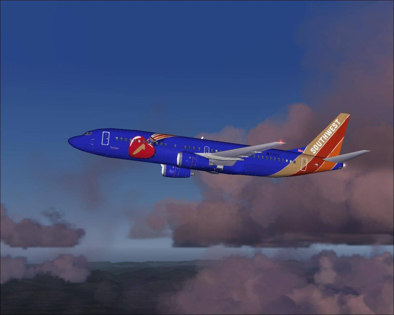 西南航空飛機在黃昏時飛越紫色雲層