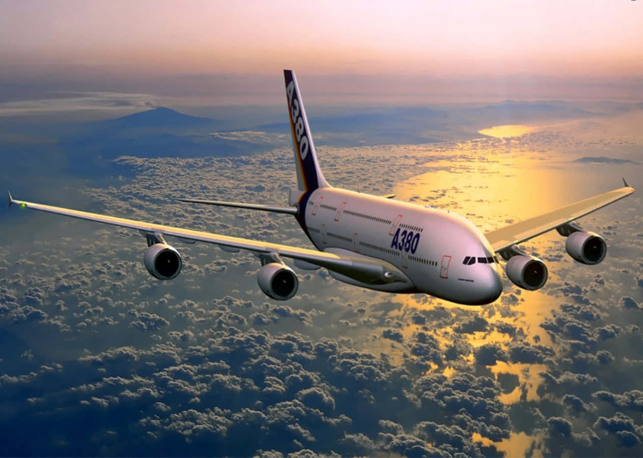 空中巴士A380在金色日落時分飛越雲層