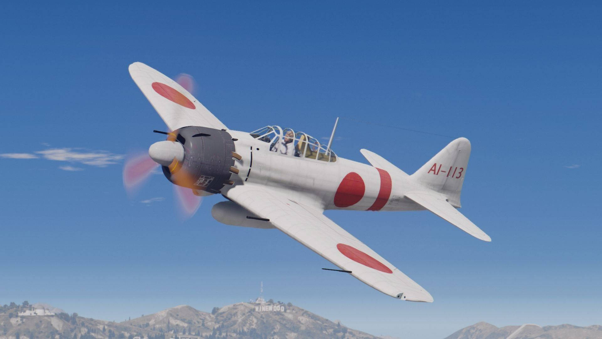 飛機飛越珍珠港 壁紙 — 一架帶有紅色圓圈的白色日本二戰戰鬥機在晴朗的藍天下翱翔於積雪的山脈之上。