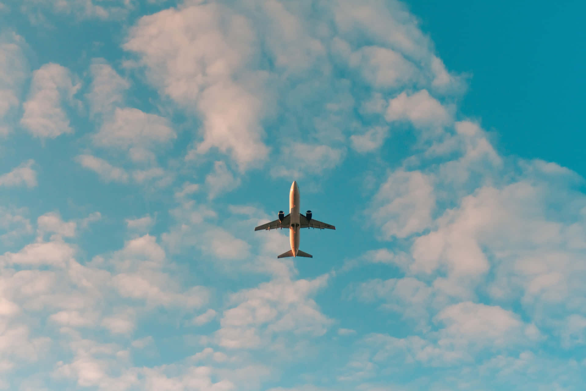 飛機在藍天白雲中飛行