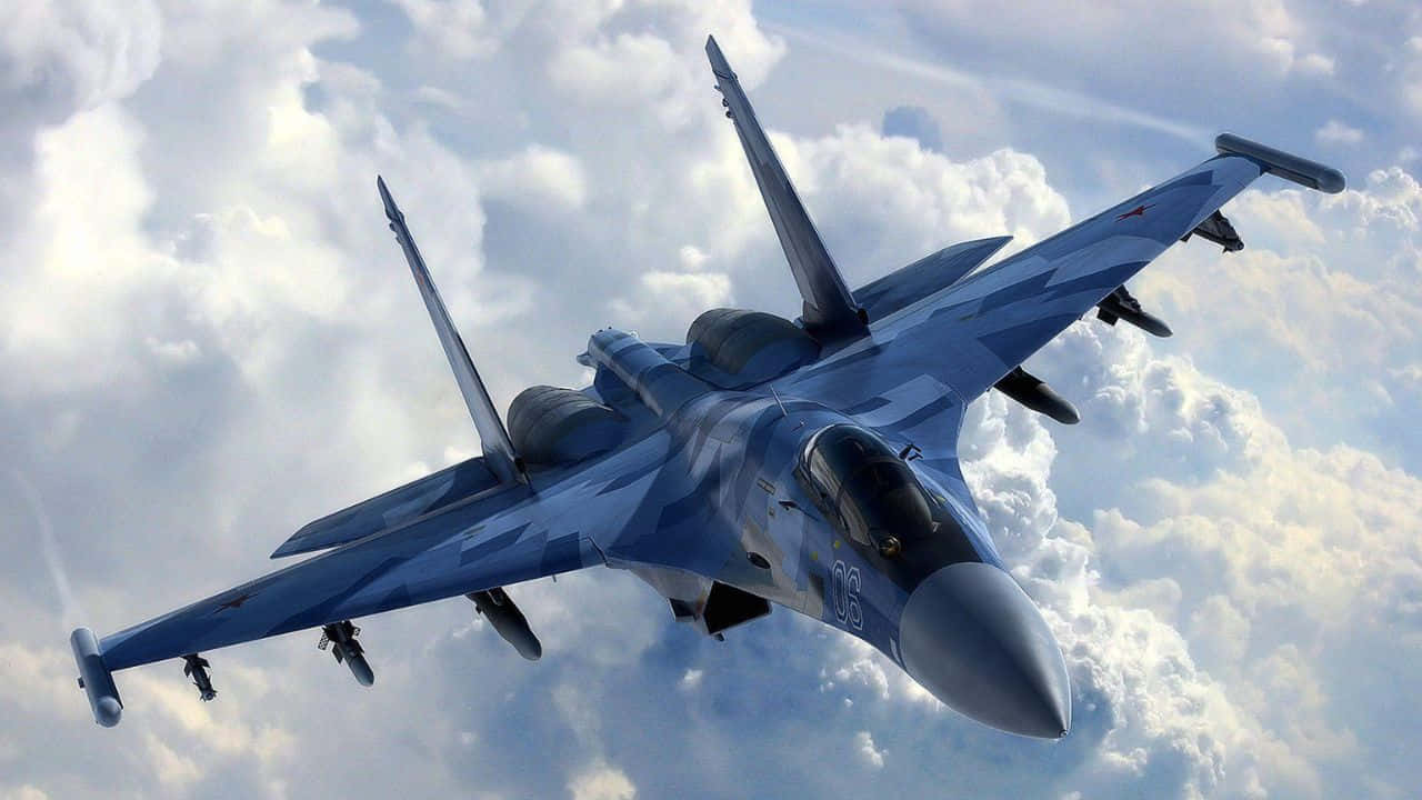 飛機高飛於天空 壁紙 — 一架藍色迷彩戰鬥機在明亮的雲層天空中動態翱翔，機翼下可見武器。
