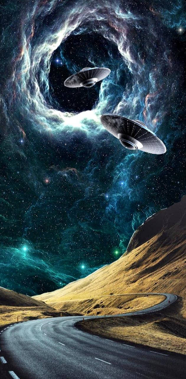 道路彎向宇宙隧道，UFO飛過發光的星雲。