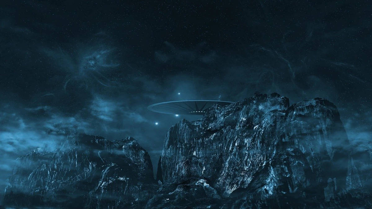 一艘UFO在繁星點點的夜空下盤旋於外星山脈之上。
