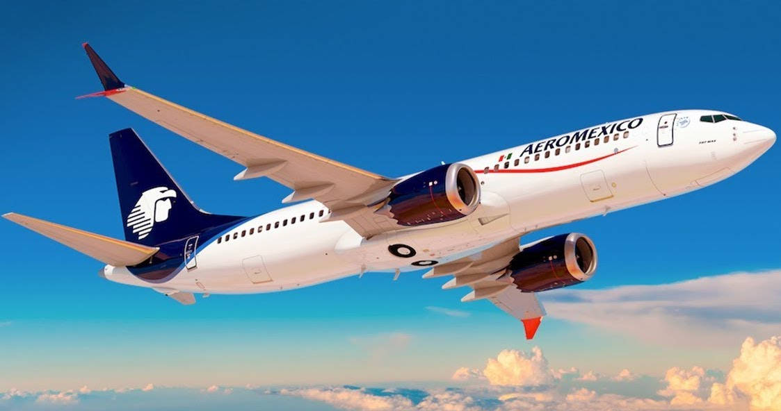 Aeromexico 飛機在日落時飛越雲層