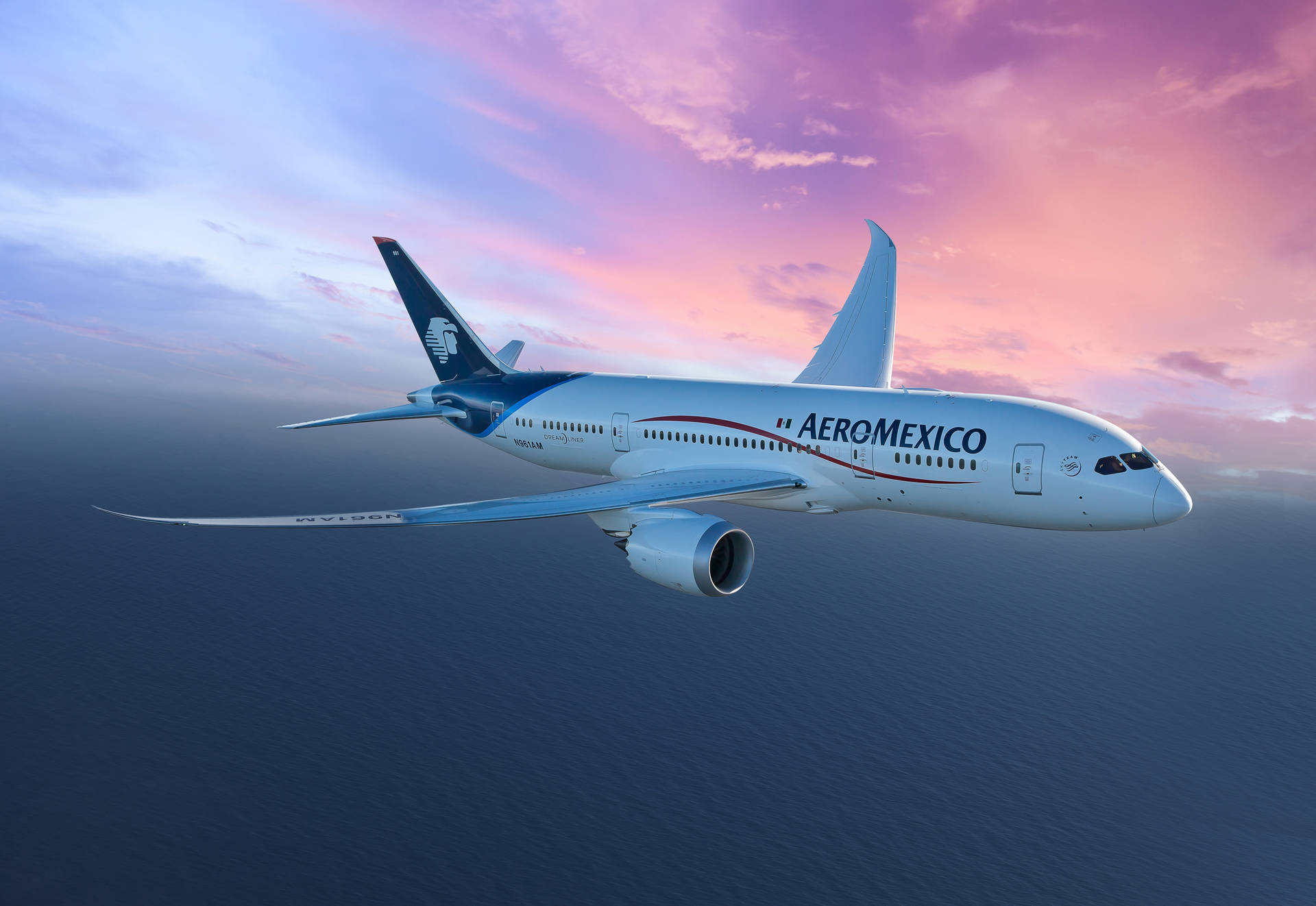 墨西哥航空飛機在日落時分飛越海洋