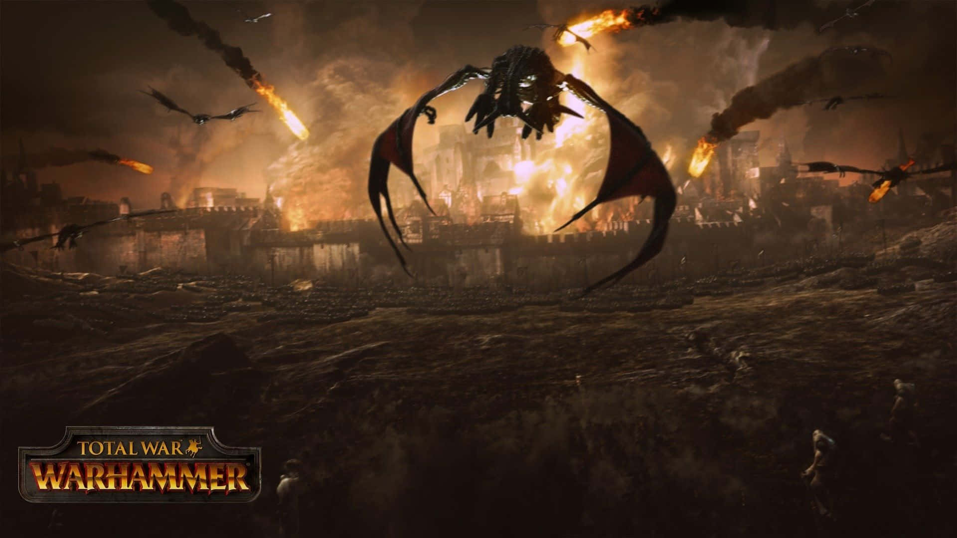 飛行巨獸 1920x1080 Total War Warhammer 背景 壁紙 — 一隻巨大的惡魔昆蟲型生物在燃燒的戰火摧殘城市上空翱翔，火球從天而降。