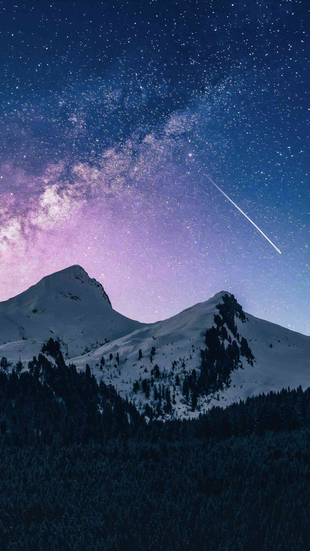 流星劃過星空下的積雪山脈