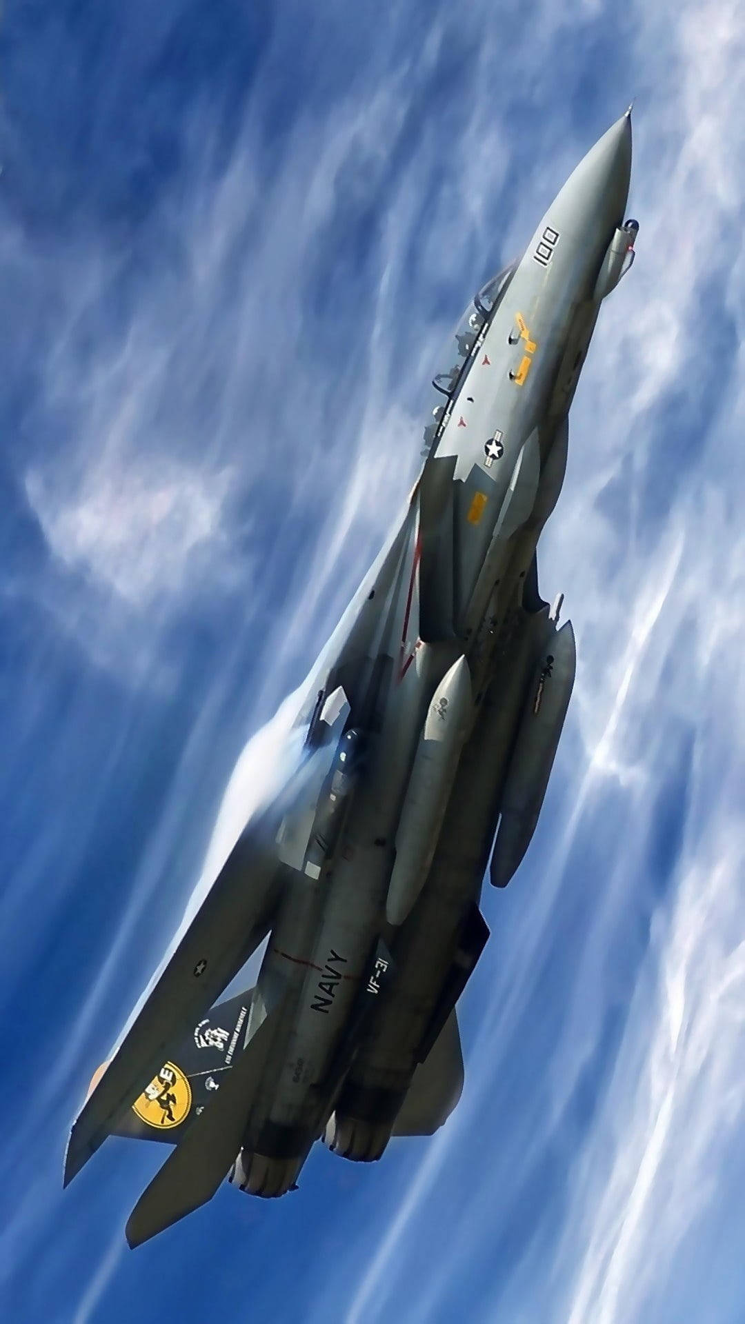 海軍戰鬥機在藍天白雲中上升。