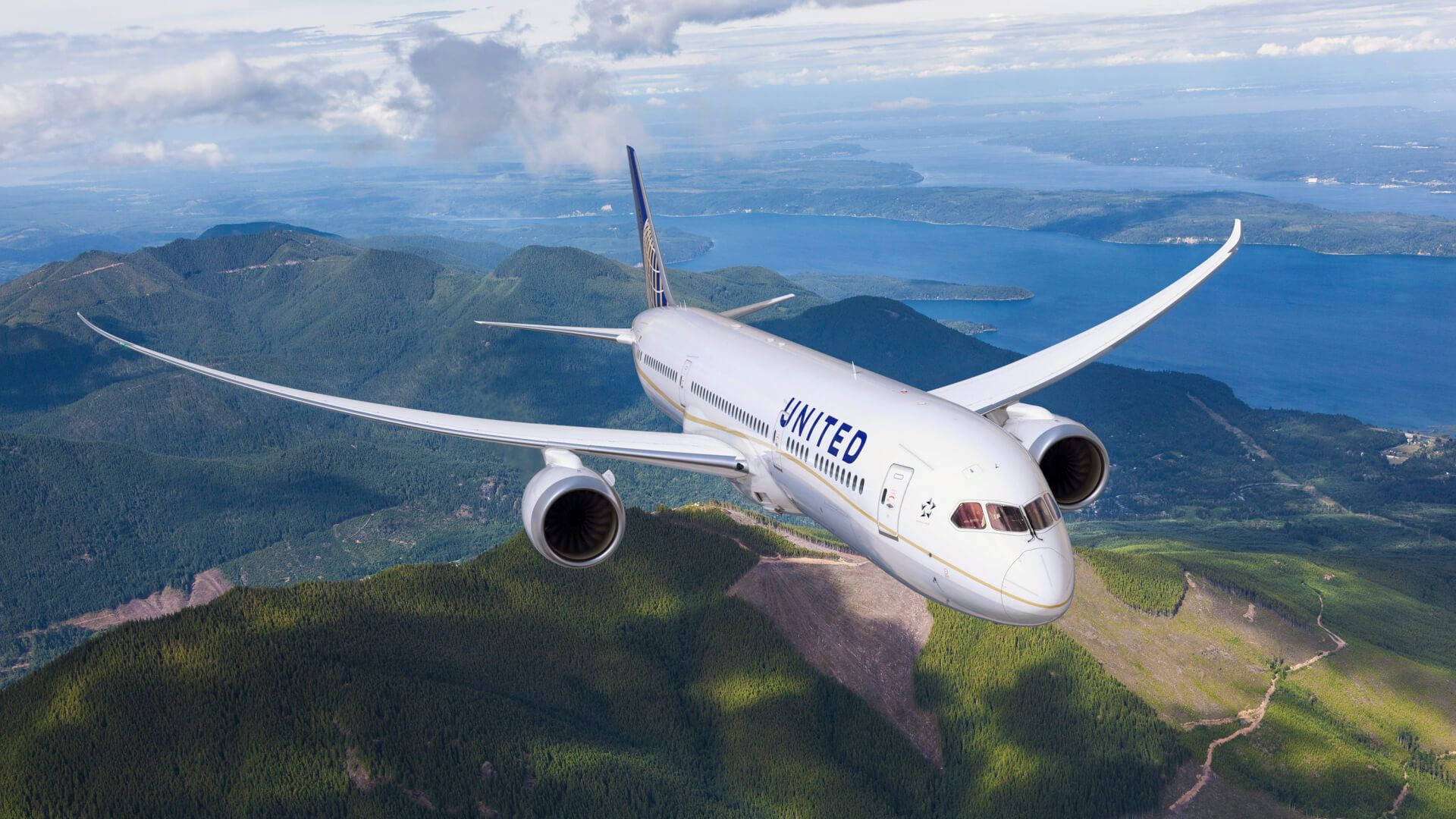 聯合航空飛機飛越山區地形和沿海水域。