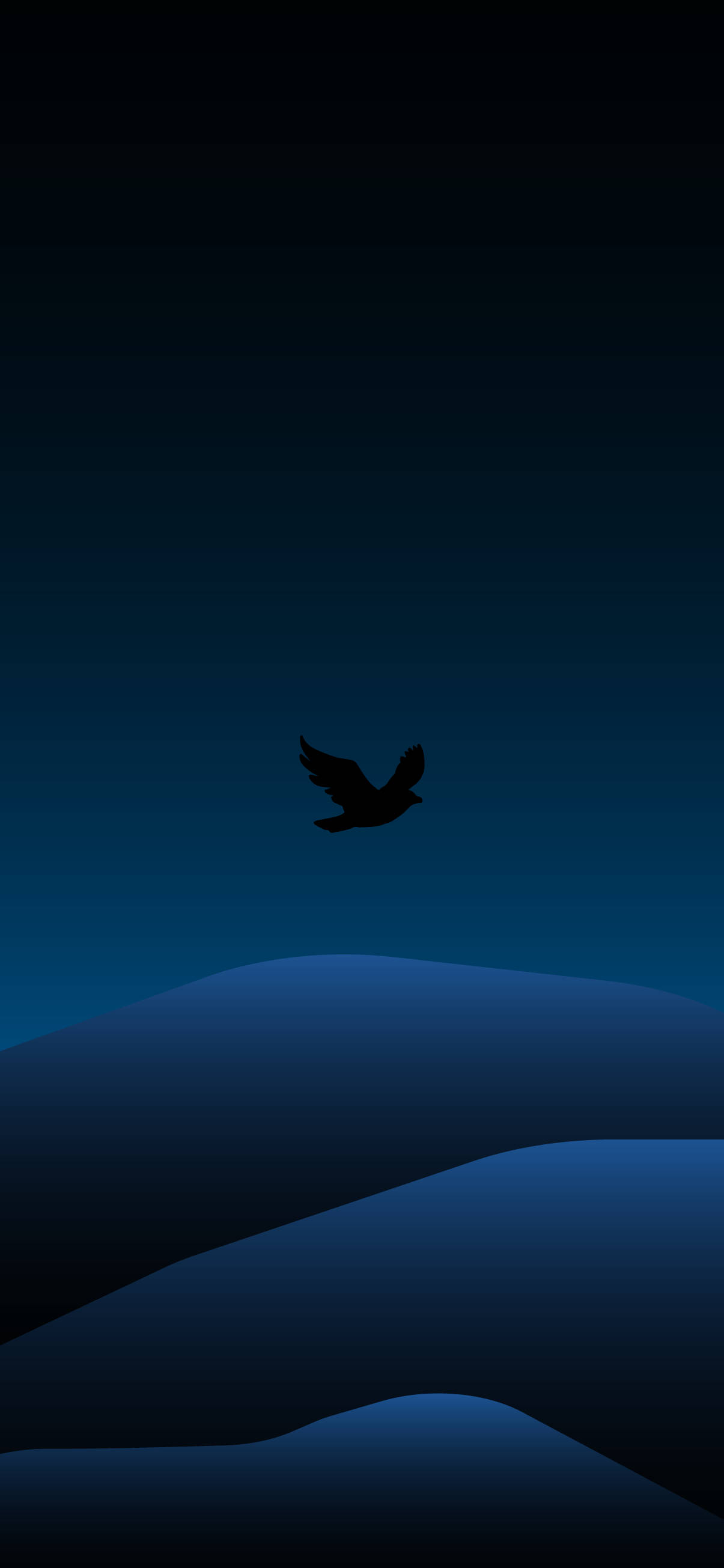飛鳥夜景極簡暗色 iPhone 壁紙 — 一隻孤鳥的剪影在漸變夜空下翱翔於平滑的藍色山丘之上。