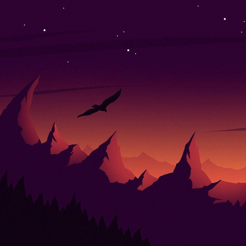 在星空下，暮色中飛越山巒的鳥兒剪影。