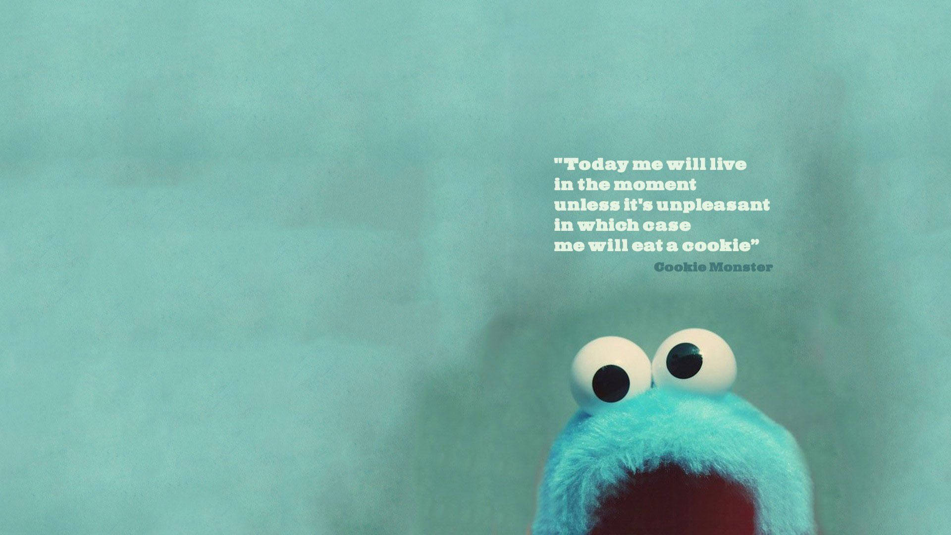 餅乾怪獸靈感桌面 壁紙 — Cookie Monster 喺柔和嘅青綠色背景上瞪大眼向上望，附有關於活在當下或食曲奇嘅語錄。