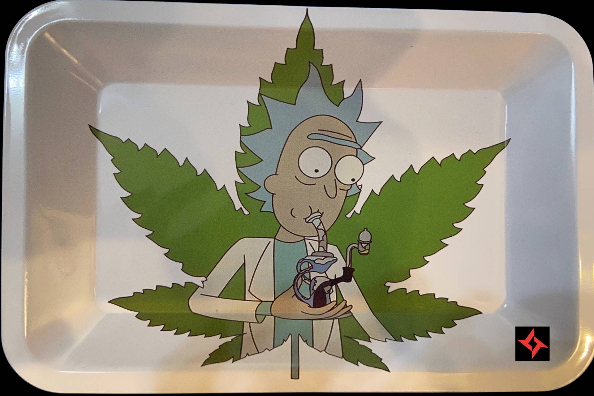 卡通科學家在白色托盤上的大綠色大麻葉內吸煙斗。