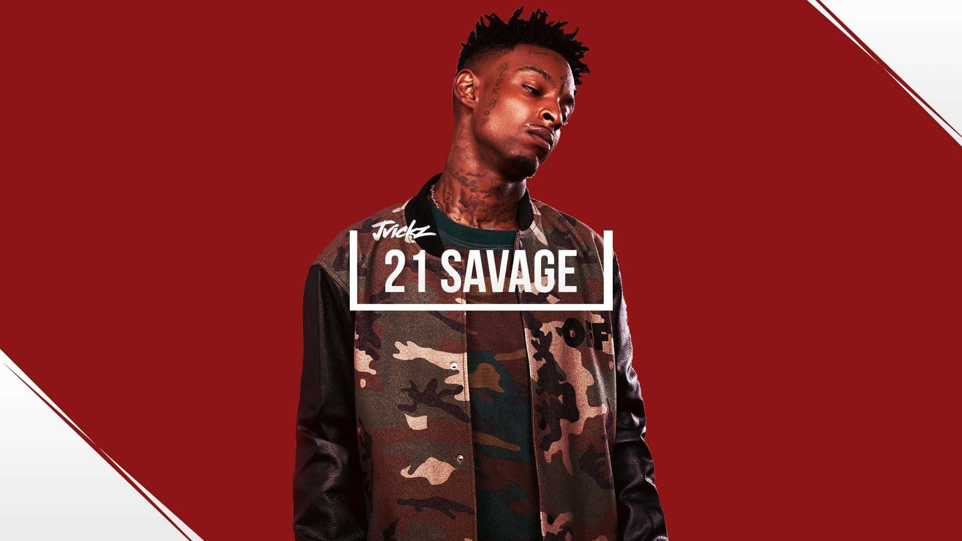 savage 桌布 壁紙 — 饒舌歌手 21 Savage 穿著迷彩外套，在鮮明的紅白斜紋背景前自信地擺姿勢。