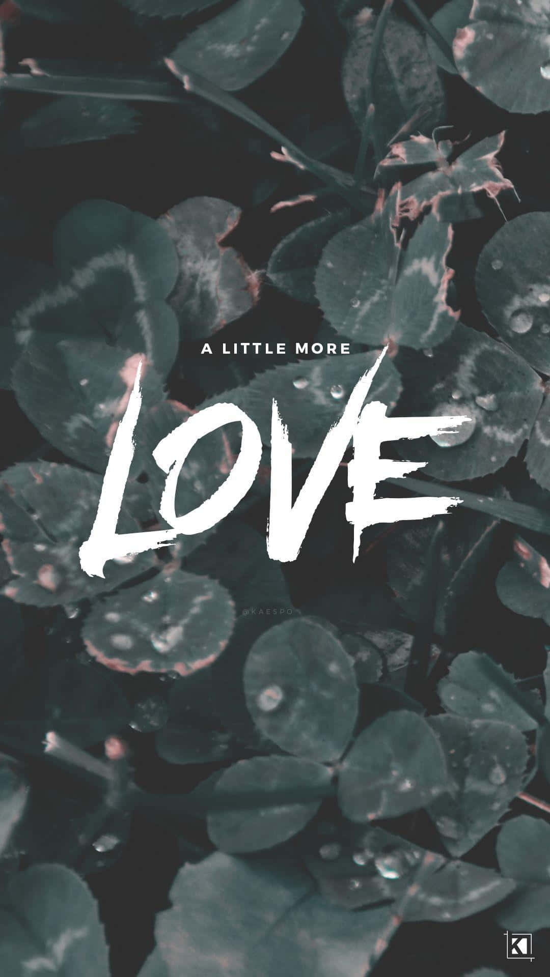 帶露水的三葉草葉片，上面有白色文字寫著love and a little more。