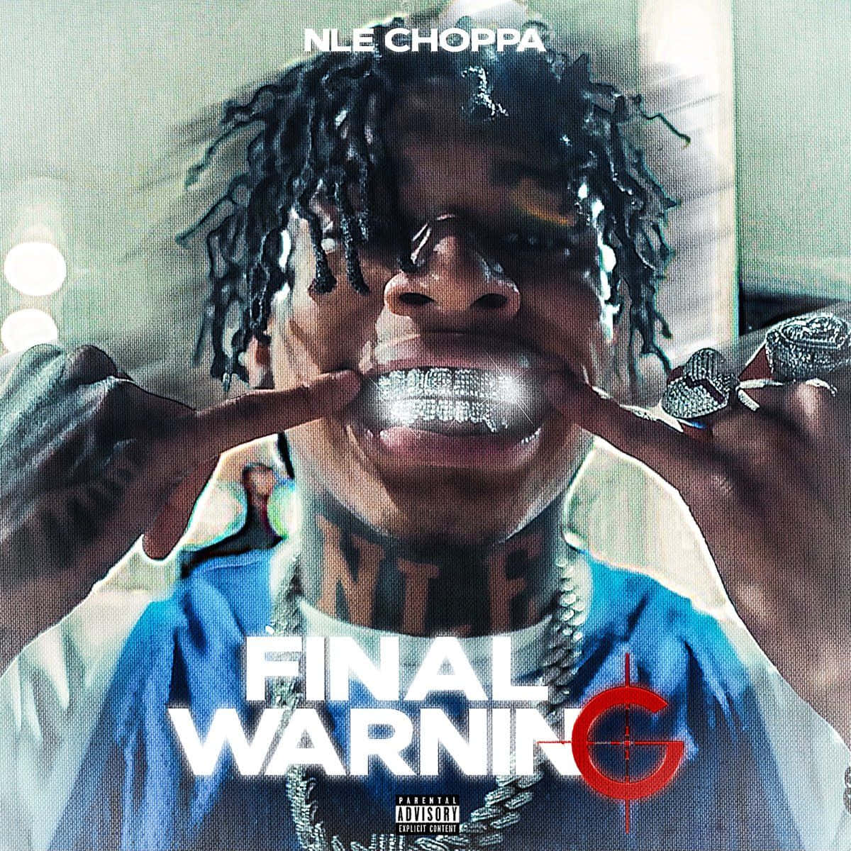 NLE Choppa 桌布 壁紙 — 饒舌歌手 NLE Choppa 的特寫，鑲鑽的 grillz 和戒指在明亮的錄音室燈光下閃爍。
