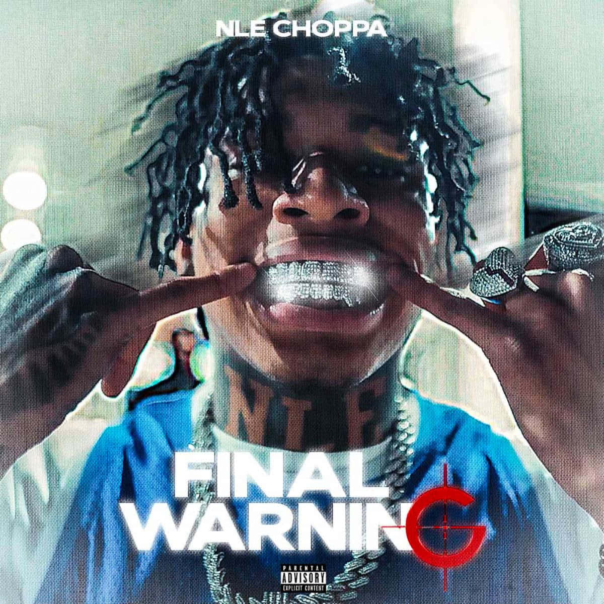 NLE Choppa 桌布 壁紙 — 饒舌歌手 NLE Choppa 嘅特寫，鑽石 grillz 同戒指喺錄音室燈光下閃爍。