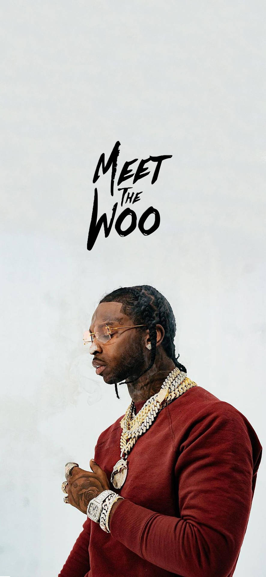 穿著紅色毛衣和金色珠寶的男人，文字 meet the woo