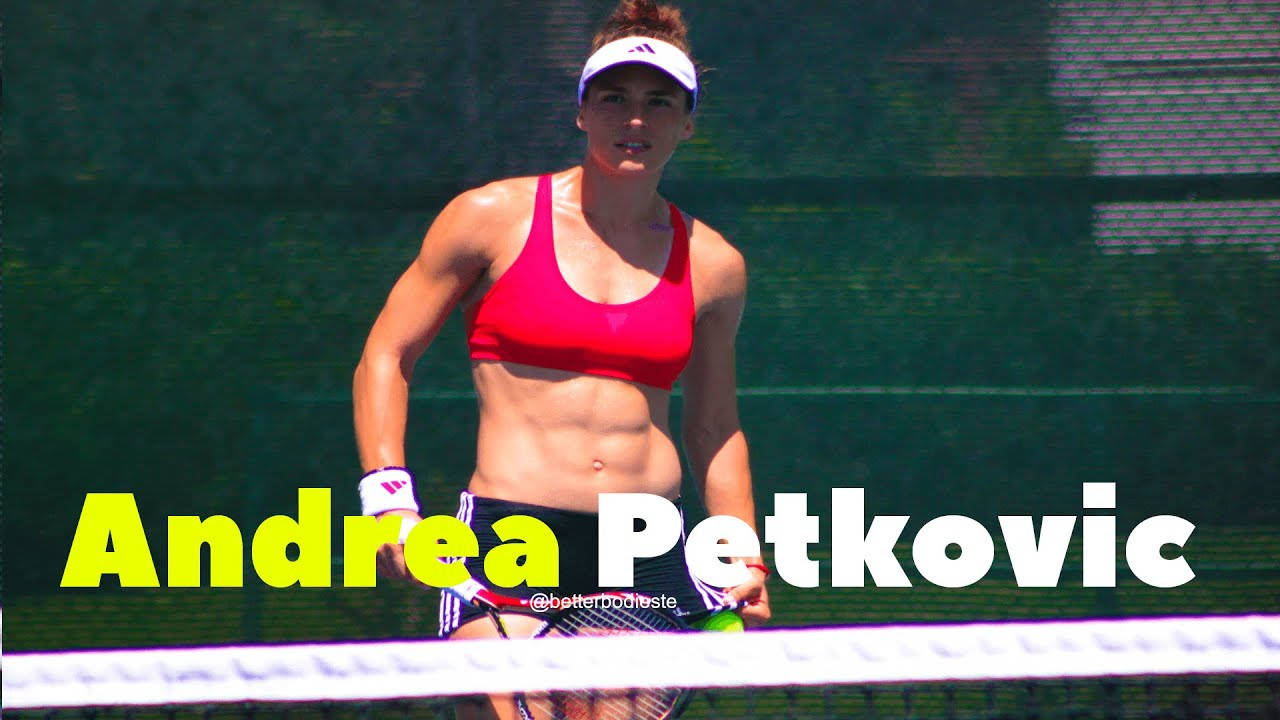 比賽期間在網前的網球選手Andrea Petkovic。