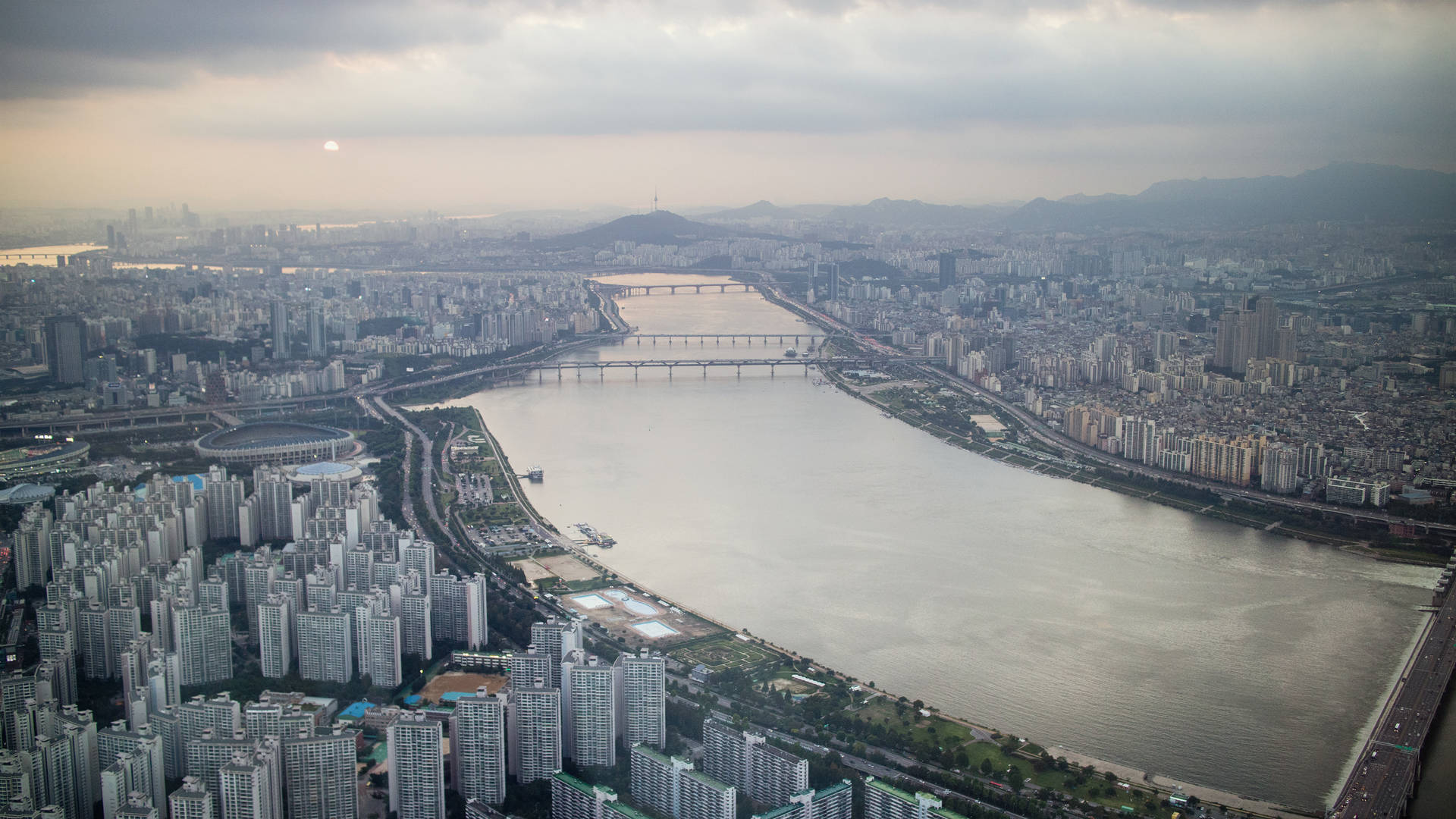 首爾城市景觀，漢江和橋樑在黃昏時分