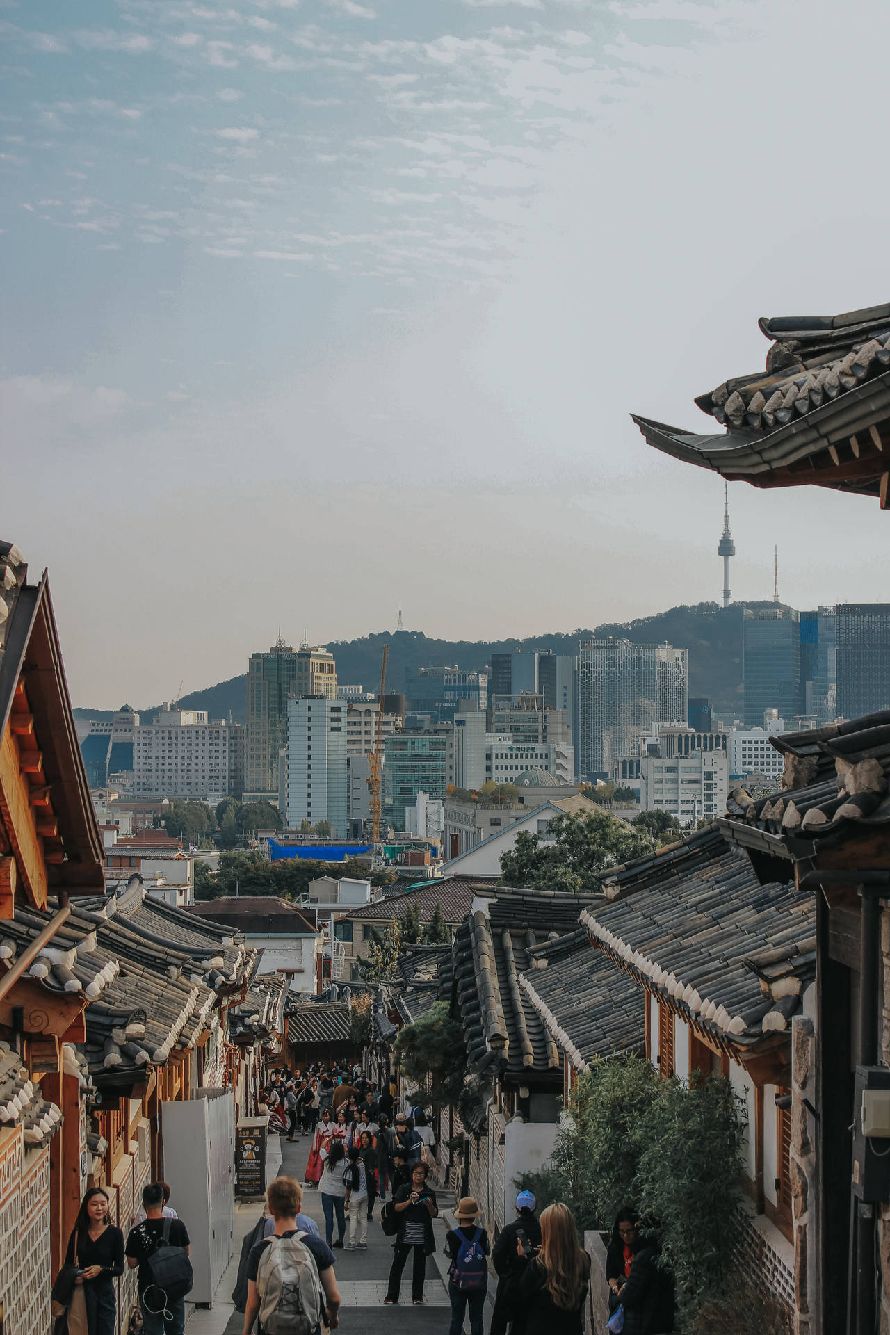 傳統韓式小巷與現代城市天際線，背景有N首爾塔。