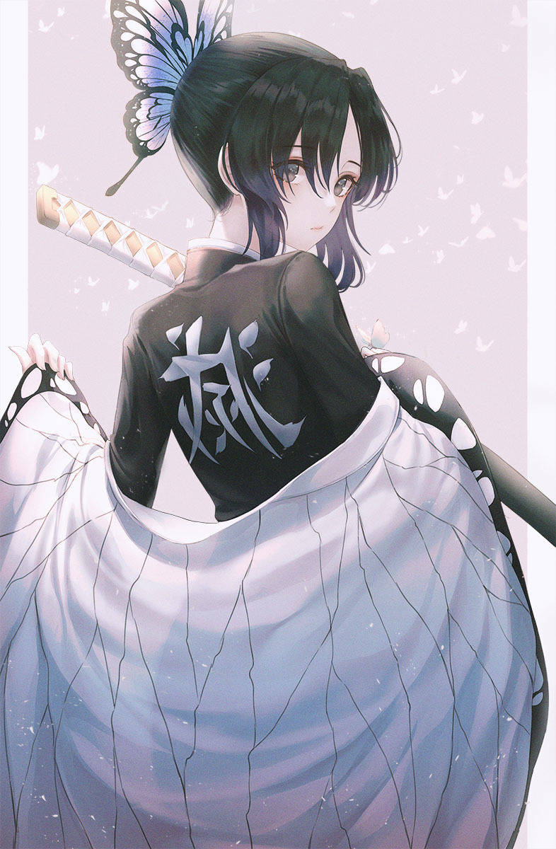 穿著和服、戴蝴蝶髮夾的動漫少女將劍扛在肩上。