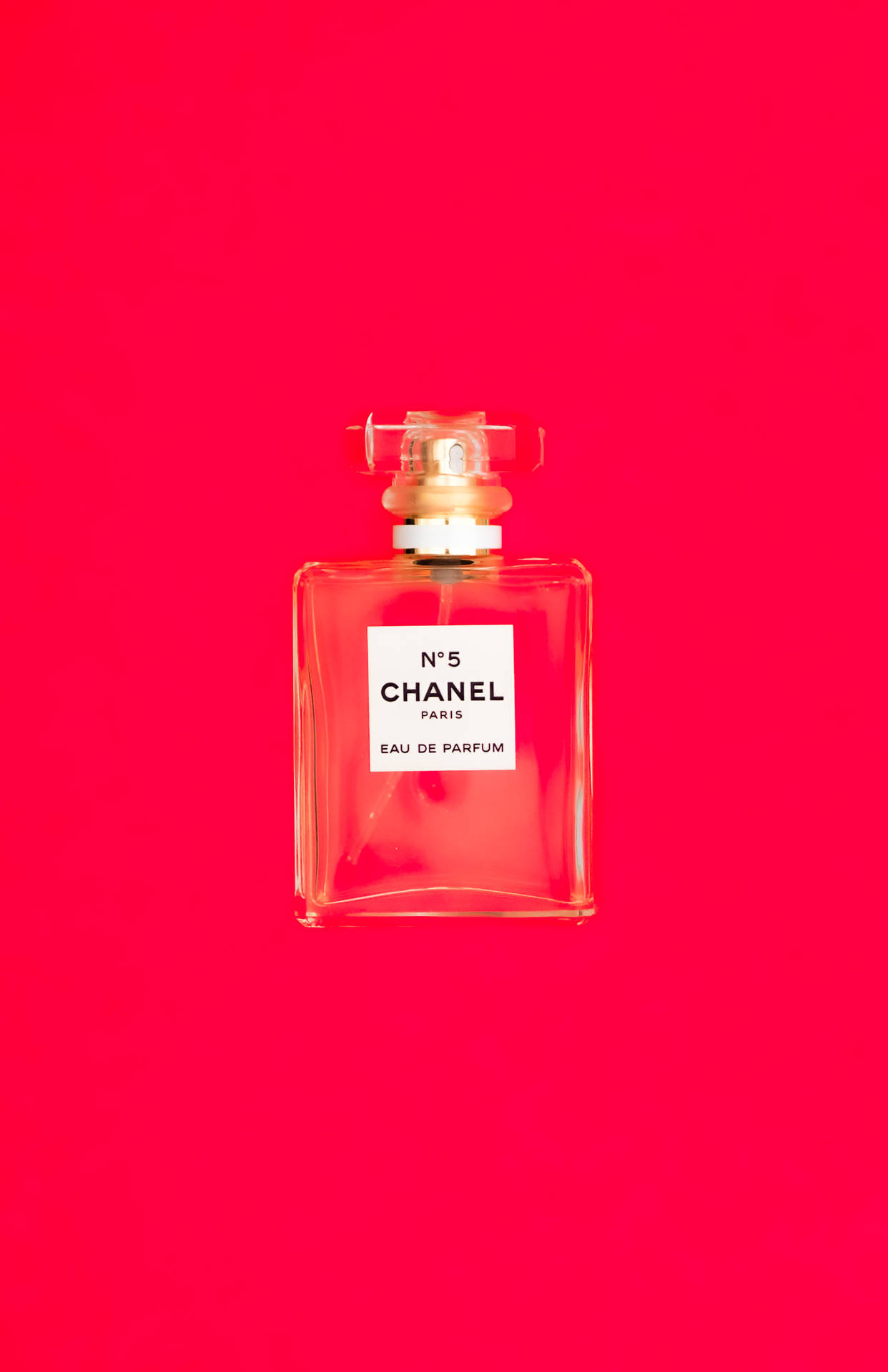 紅色背景上的Chanel No 5香水瓶