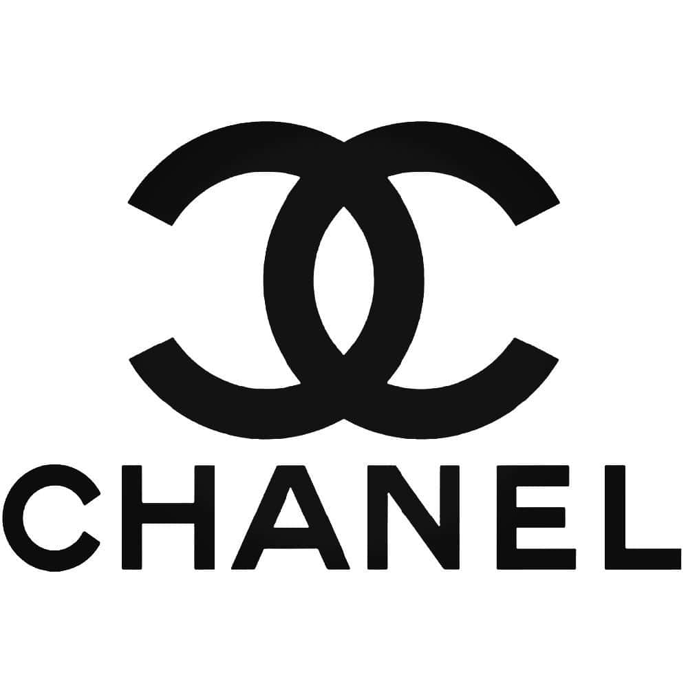 香奈兒品牌標誌圖 壁紙 — 大膽的黑色 Chanel 標誌，帶有互鎖的 CC 符號和品牌名稱，位於純白背景上。