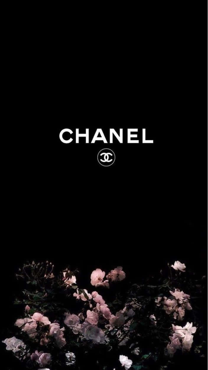 香奈兒少女風BLACKPINK 壁紙 — 白色Chanel標誌漂浮在一簇淡粉玫瑰之上，背景為純黑。