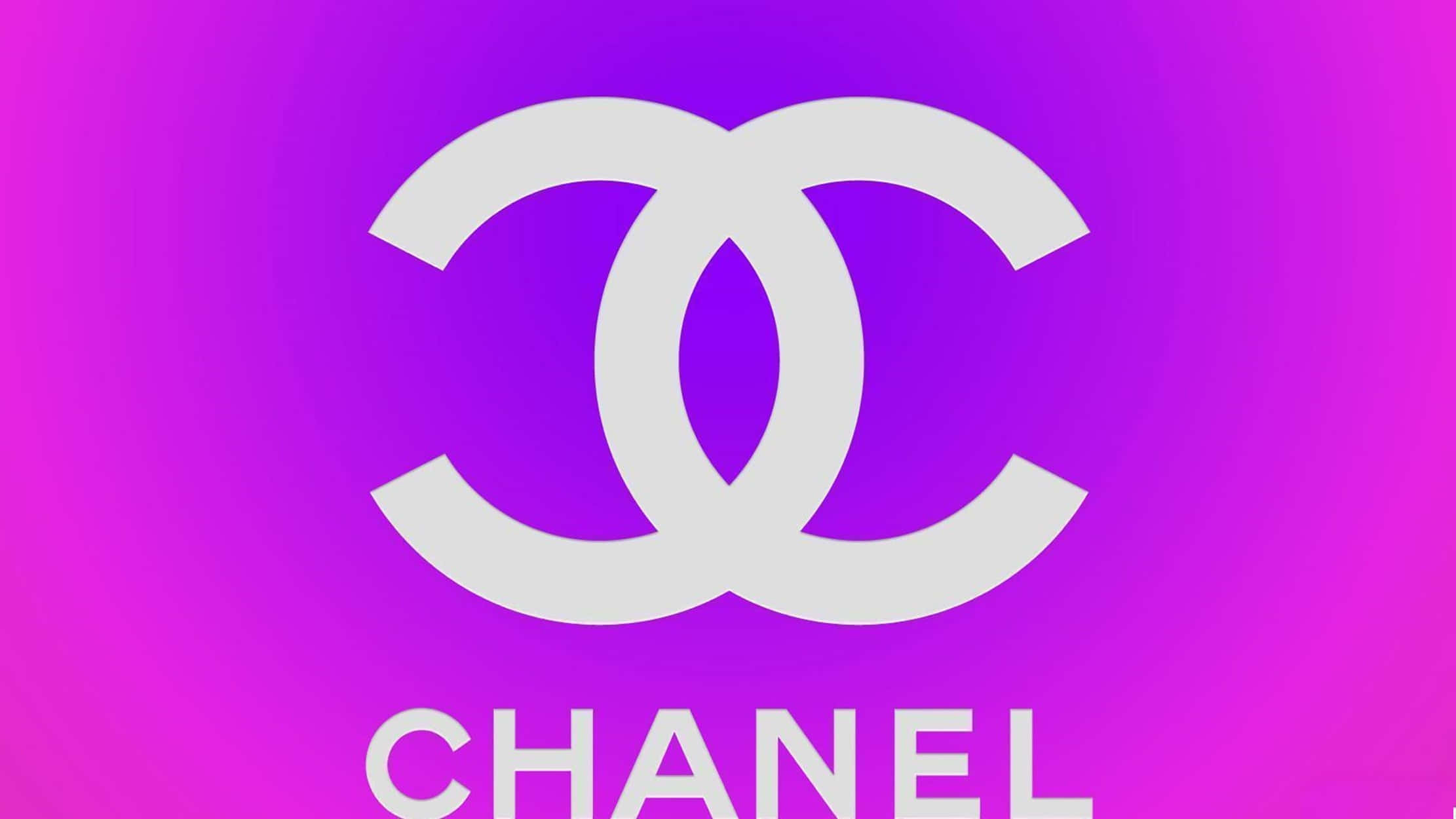 香奈兒少女風標誌 壁紙 — 一個大膽的白色 Chanel 標誌，居中在充滿活力的紫色和粉紅色漸變背景上。