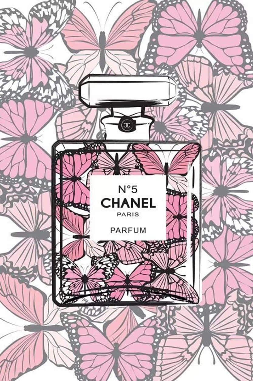 香奈兒少女香水 壁紙 — 一個裝滿粉紅色蝴蝶的Chanel No 5香水瓶，背景是粉紅色和灰色蝴蝶的圖案。