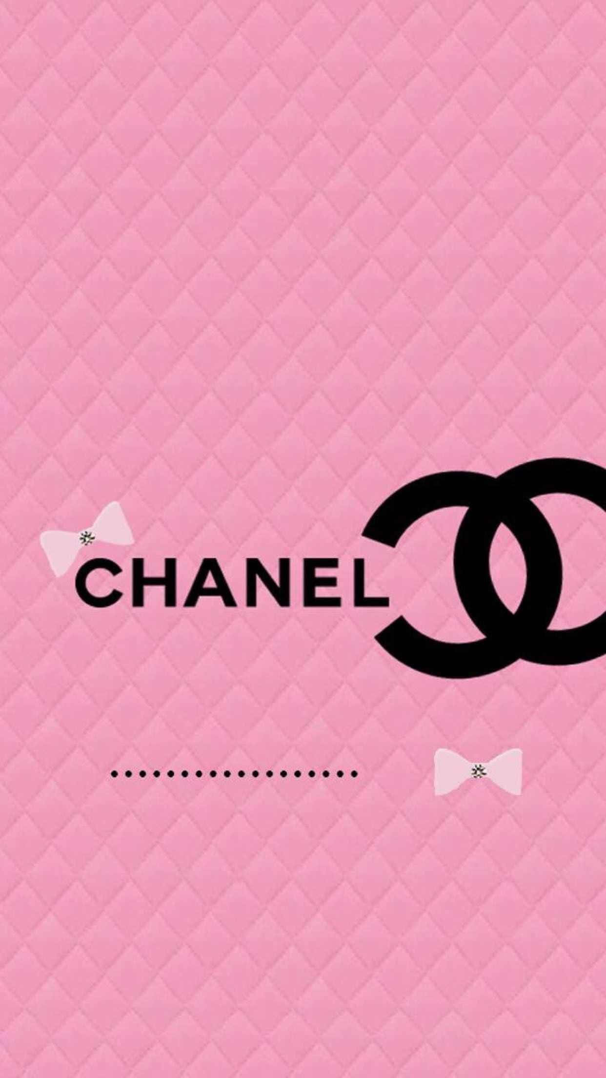 粉紅色菱格紋 Chanel 標誌壁紙，附蝴蝶結和虛線。