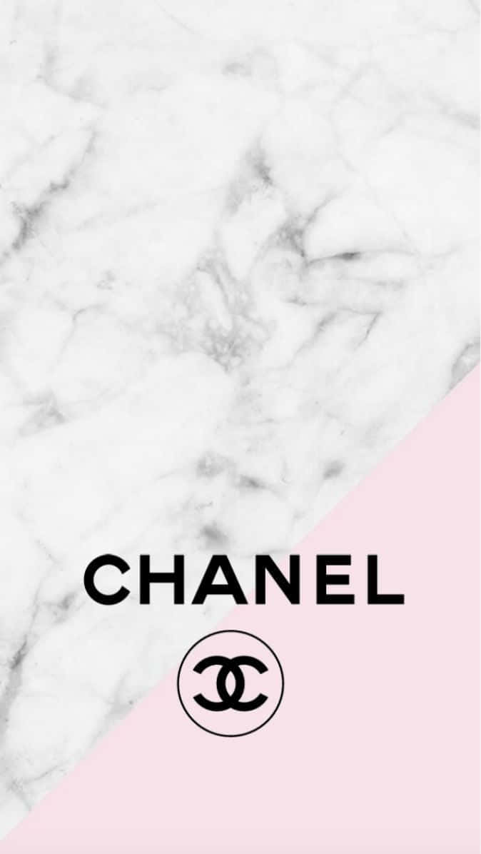 Chanel標誌在大理石和粉紅色背景上
