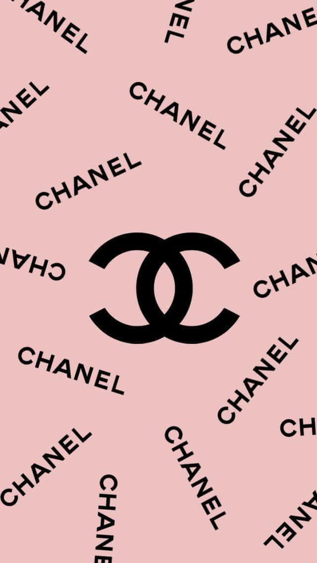 香奈兒標誌少女風 壁紙 — 粉紅色牆紙，帶有重複的黑色 Chanel 標誌和中央交錯的 CC 徽章。