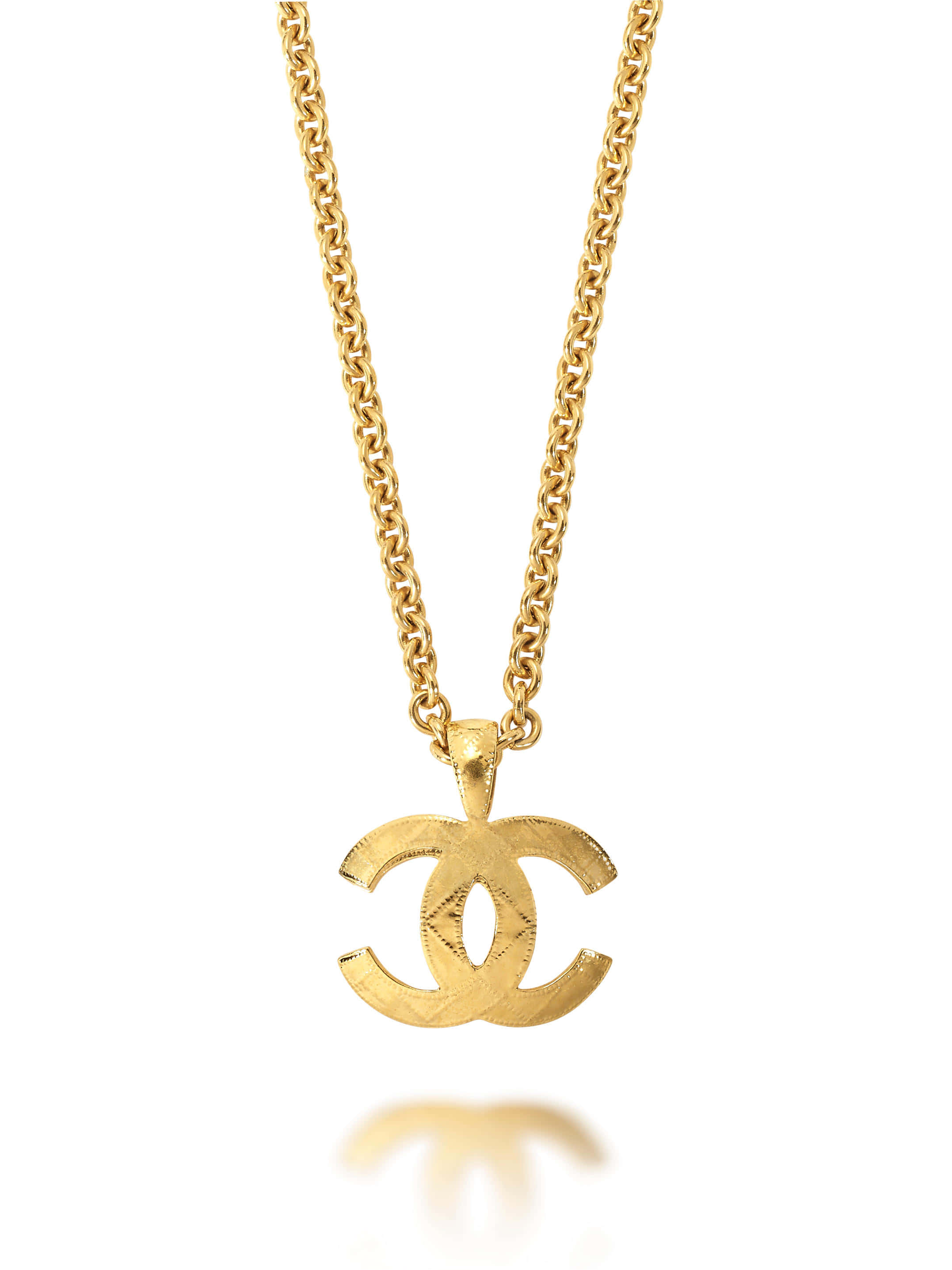 香奈兒經典標誌 壁紙 — 金色 Chanel CC 標誌吊墜項鏈，帶鏈條，在白色背景上展示，帶有柔和反射。