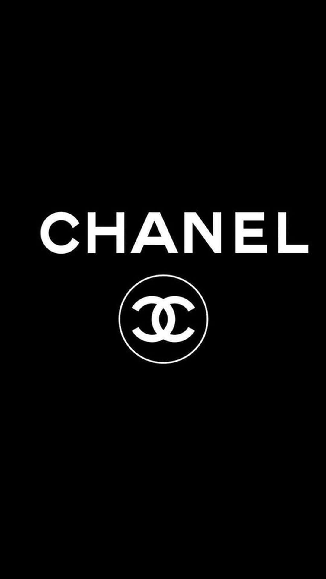 香奈兒經典標誌，象徵永恆優雅 壁紙 — 大膽的白色 Chanel 標誌和交錯的 CC 標誌，居中放置在純黑色背景上。