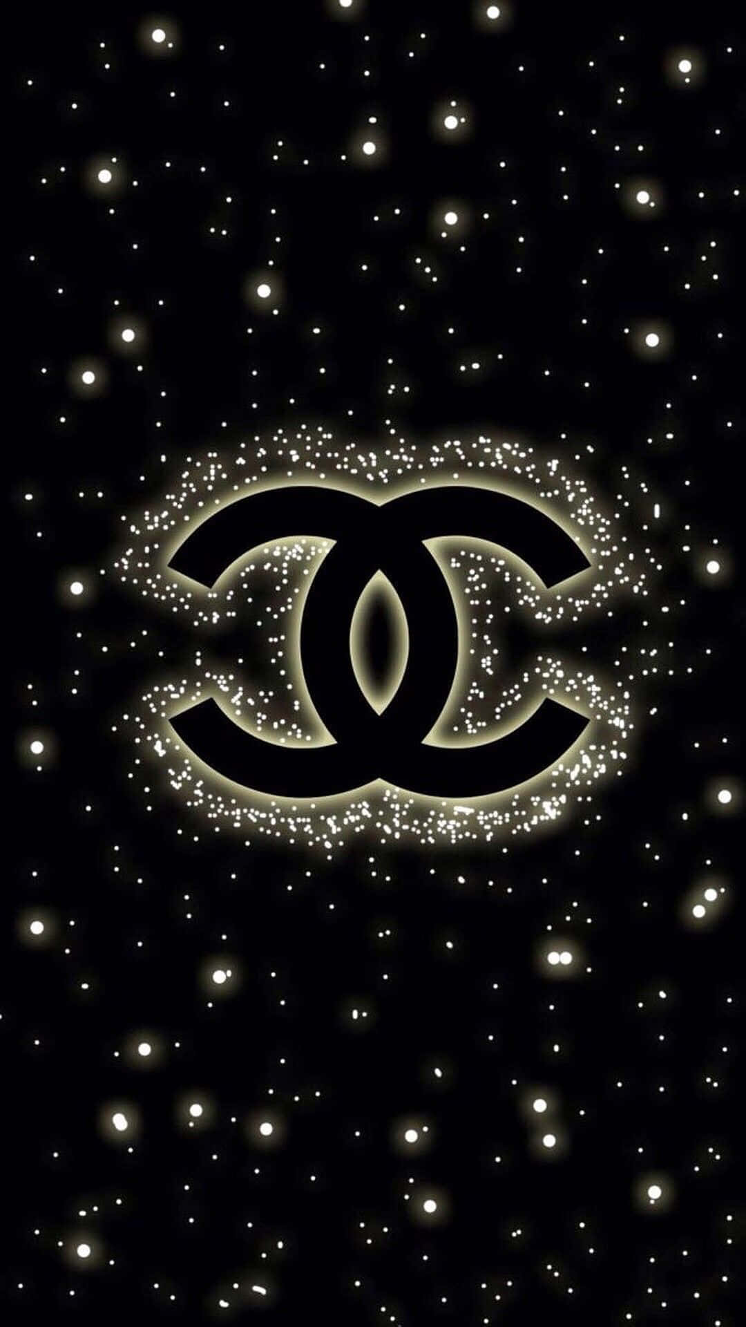 Chanel 標誌在繁星點點的夜空中閃爍發光。