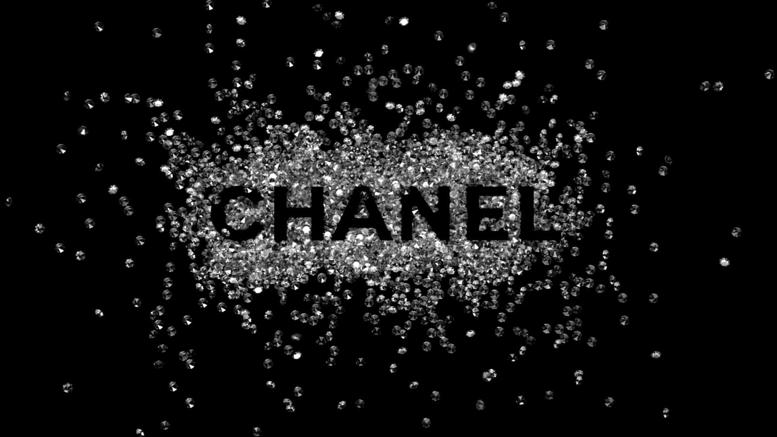 香奈兒經典標誌為背景增添奢華氣息。 壁紙 — CHANEL 這個字從閃爍的鑽石瀑布中浮現，背景是純黑色。
