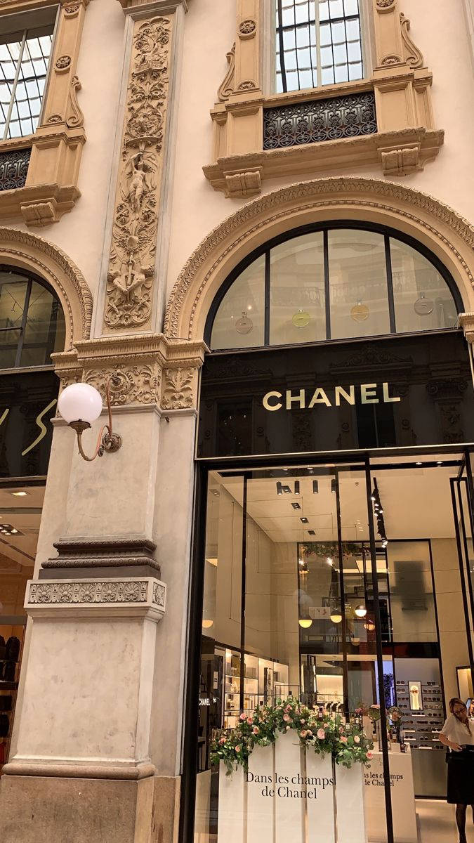 Chanel 商店，擁有華麗的外牆和花卉佈置