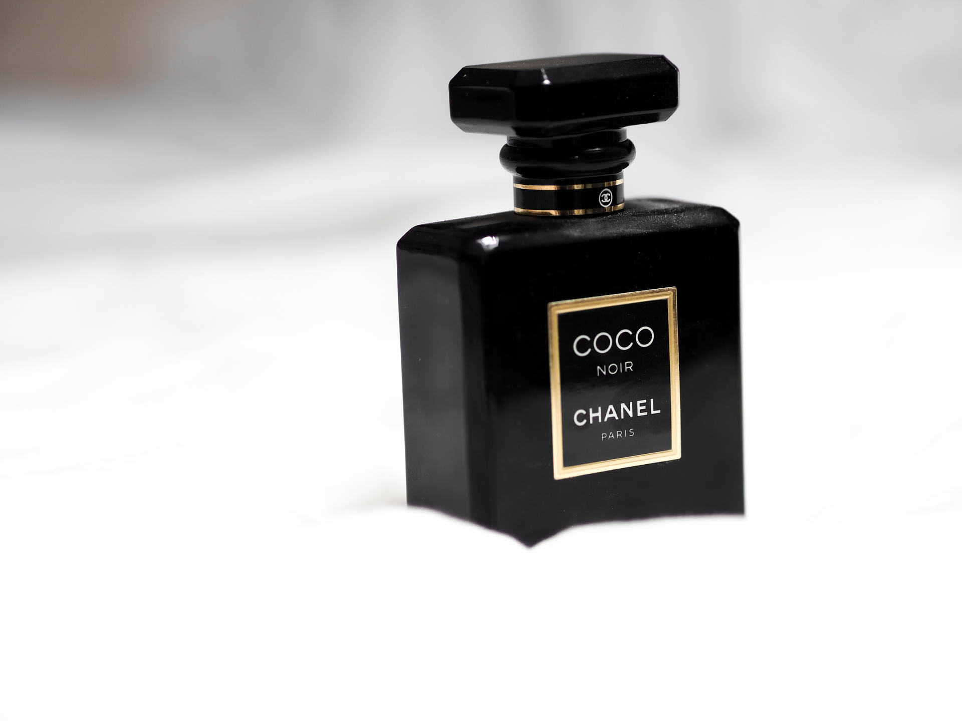 白色背景上帶有金色標籤的黑色 Chanel Coco Noir 香水瓶。
