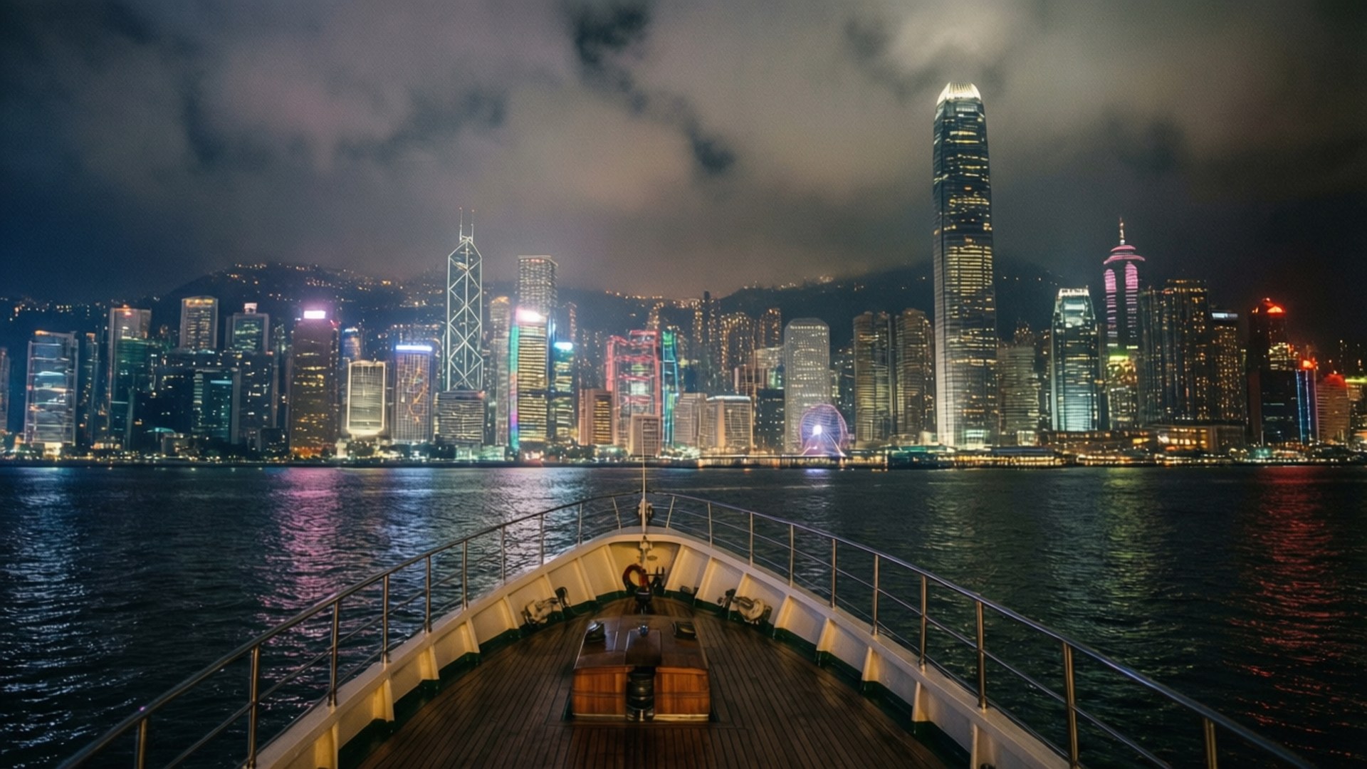 從船上觀看香港燈火通明的天際線橫跨水面的夜景。