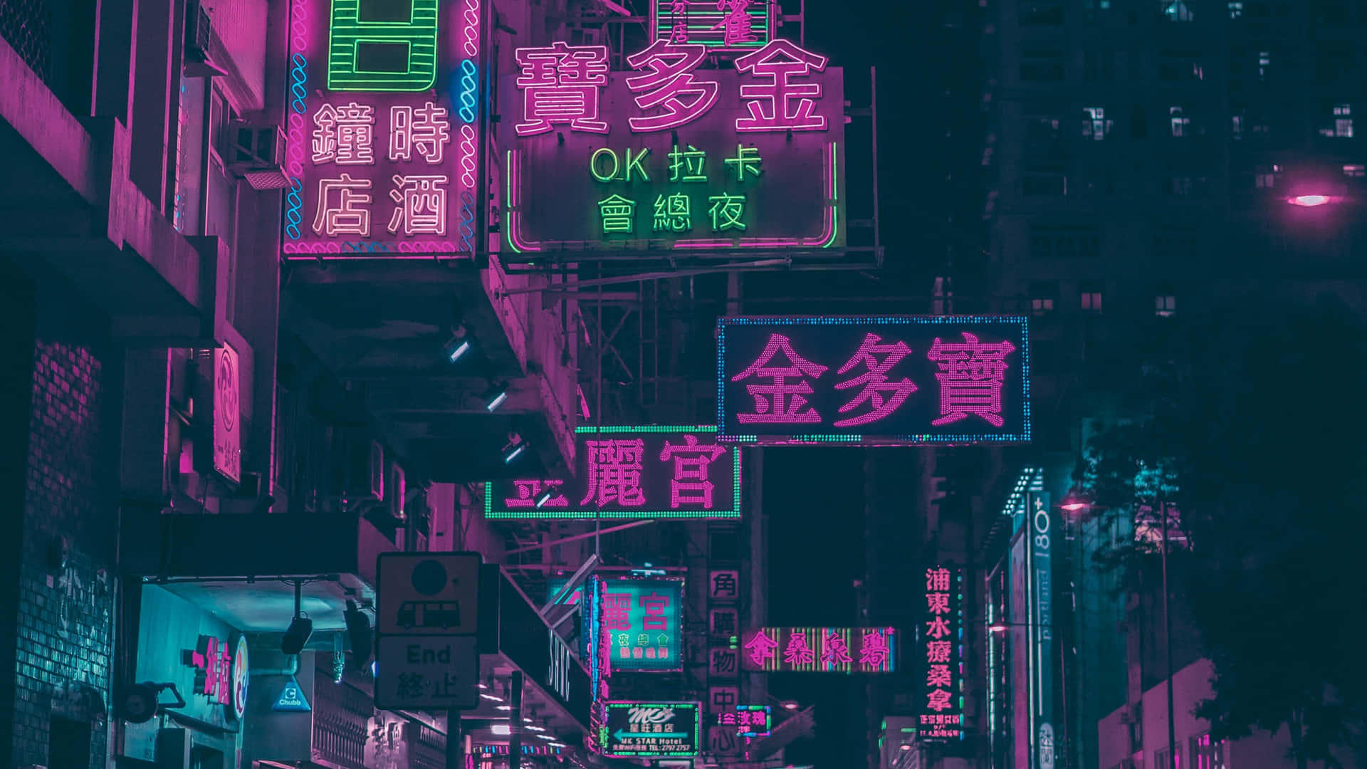 霓虹燈在夜間擁擠的城市小巷中發出粉紅色和青綠色的光芒。