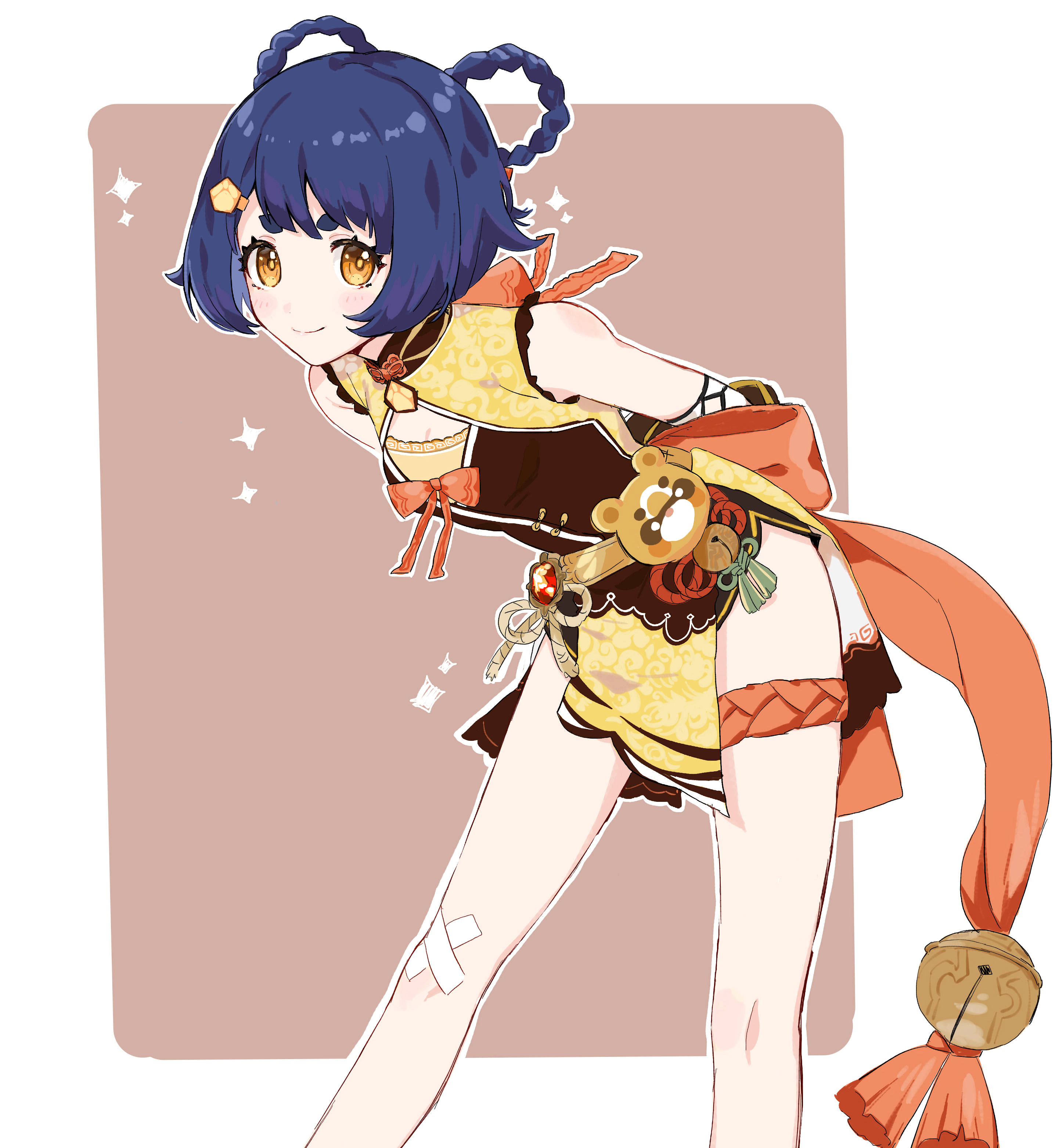 香玲數位藝術作品 壁紙 — 藍髮金眼動漫女孩，身穿黃色和橙色服裝，在柔和的粉紅色背景前開心地擺姿勢。