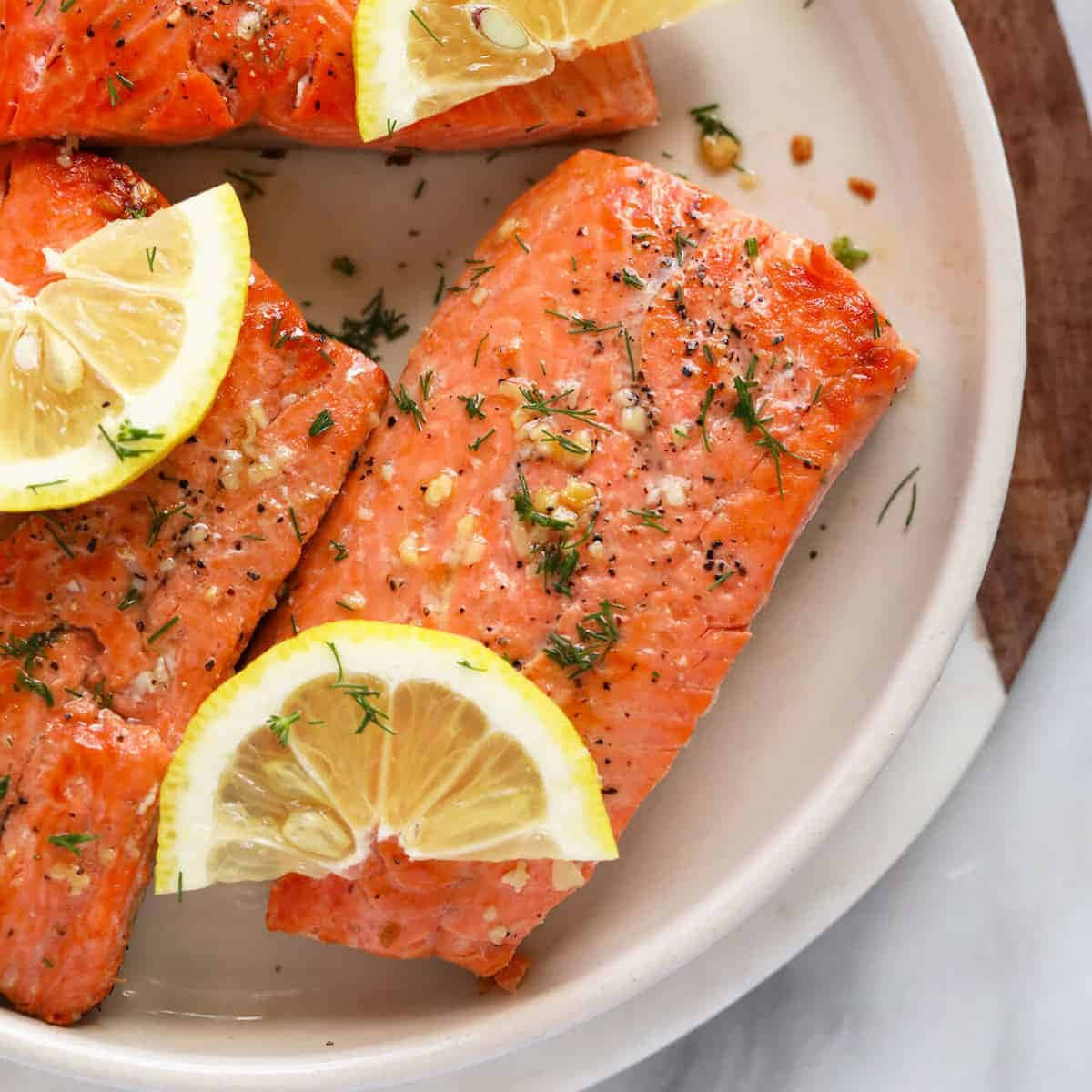 Salmon 桌布 壁紙 — 香脆煎三文魚柳，配以檸檬片和蒔蘿，盛載於陶瓷碟上。