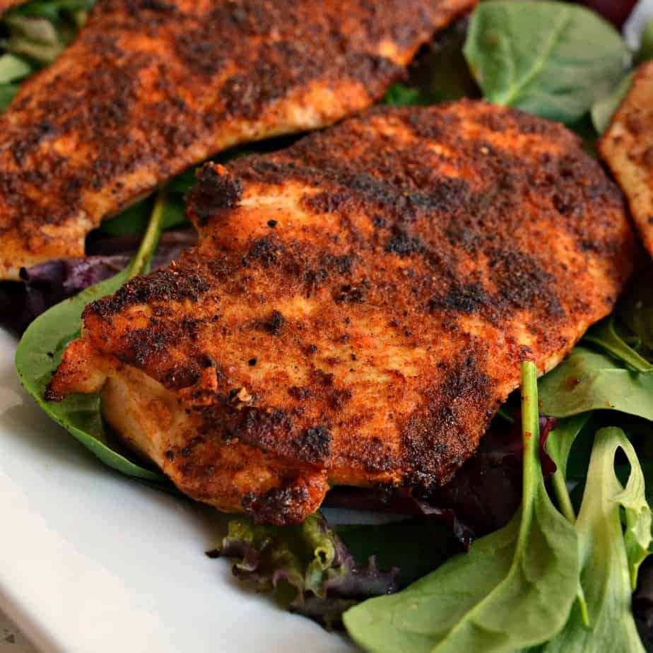 Blackened Chicken 桌布 壁紙 — 香脆調味雞胸肉放在新鮮雜菜沙律上，置於白色碟中。