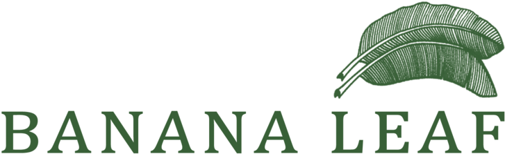 香蕉葉標誌設計 壁紙 — 一個極簡標誌，綠色文字 banana leaf，並在 leaf 字樣上方有一個風格化的葉子圖標。