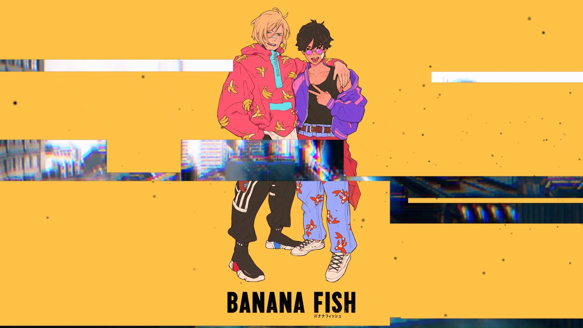 《香蕉魚》Eiji & Ash 魅惑故障藝術 壁紙 — 兩個動漫角色穿著充滿活力的街頭服飾，在帶有城市景觀碎片的故障黃色背景前擺姿勢。